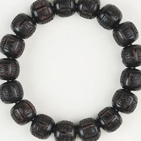 Bracelet en onyx. Gravé du mantra "Om Mani Padme Hum", symbole de sérénité et compassion.