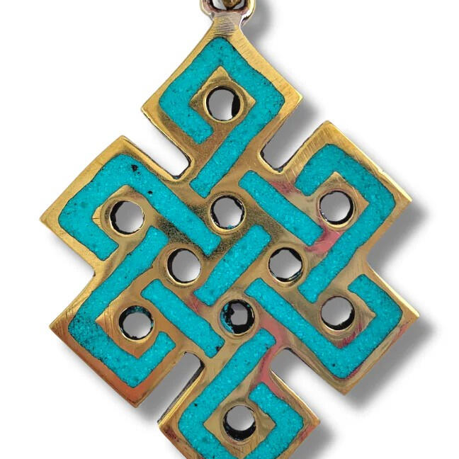 Pendentif doré "Noeud sans fin" Finement ouvragé, il évoque l’interconnexion de toutes choses.