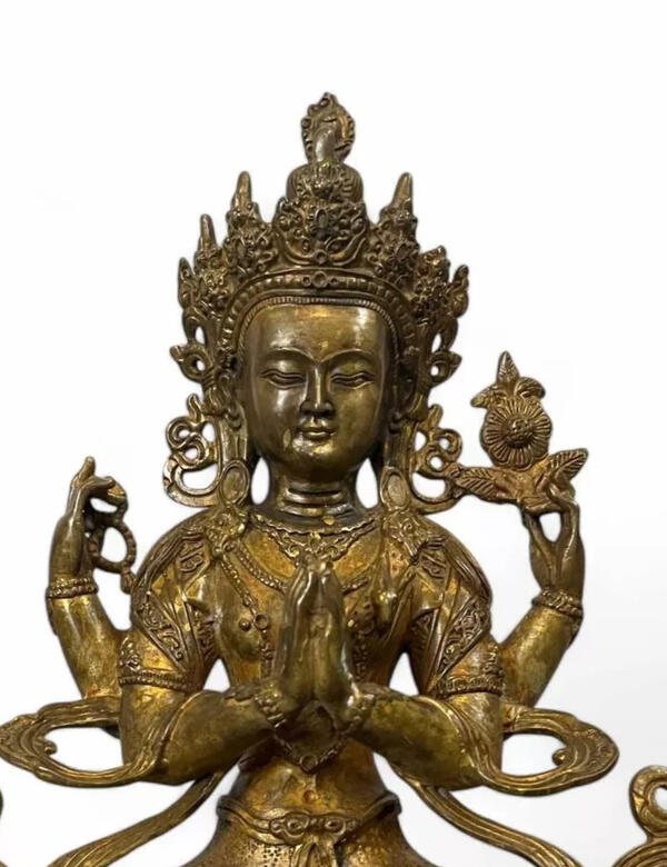 Cette figurine en bronze de Chenrezig apporte paix et bienveillance à votre espace.