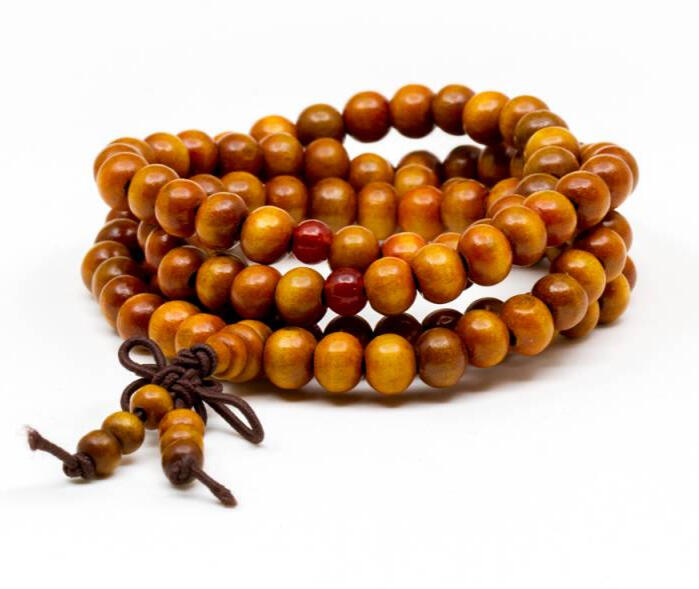 En bois de santal, ce mala traditionnel favorise concentration et sérénité.